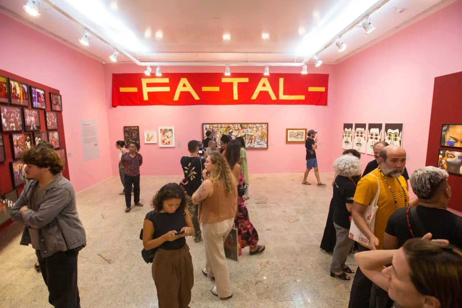 Exposição celebra a cultura brasileira em diferentes manifestações.