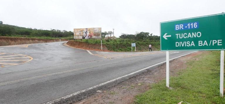 Foto que contém divisa entre Bahia e Pernambuco na BR-116.
