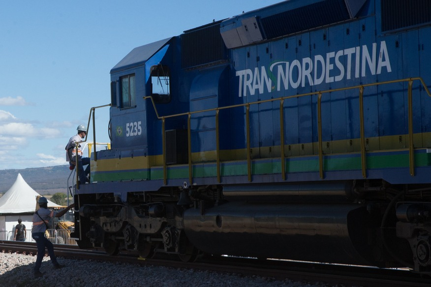 Foto que contém locomotiva da Ferrovia Transnordestina.