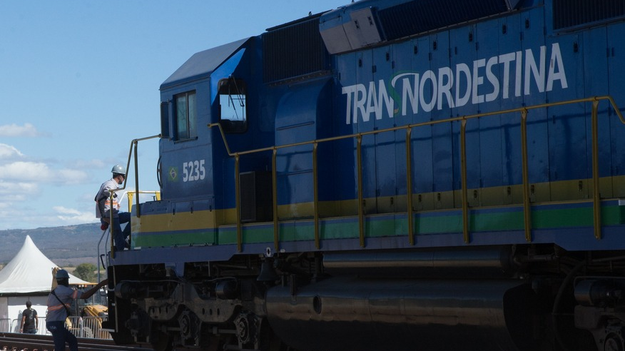 Foto que contém locomotiva da Ferrovia Transnordestina.