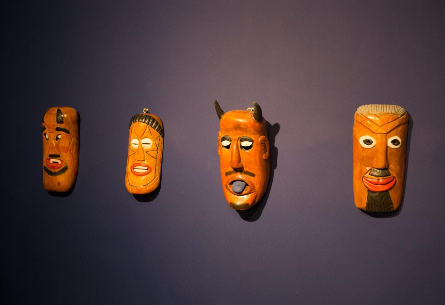 Obras estão divididas em núcleos e ocupam os dois andares do MAC-CE.