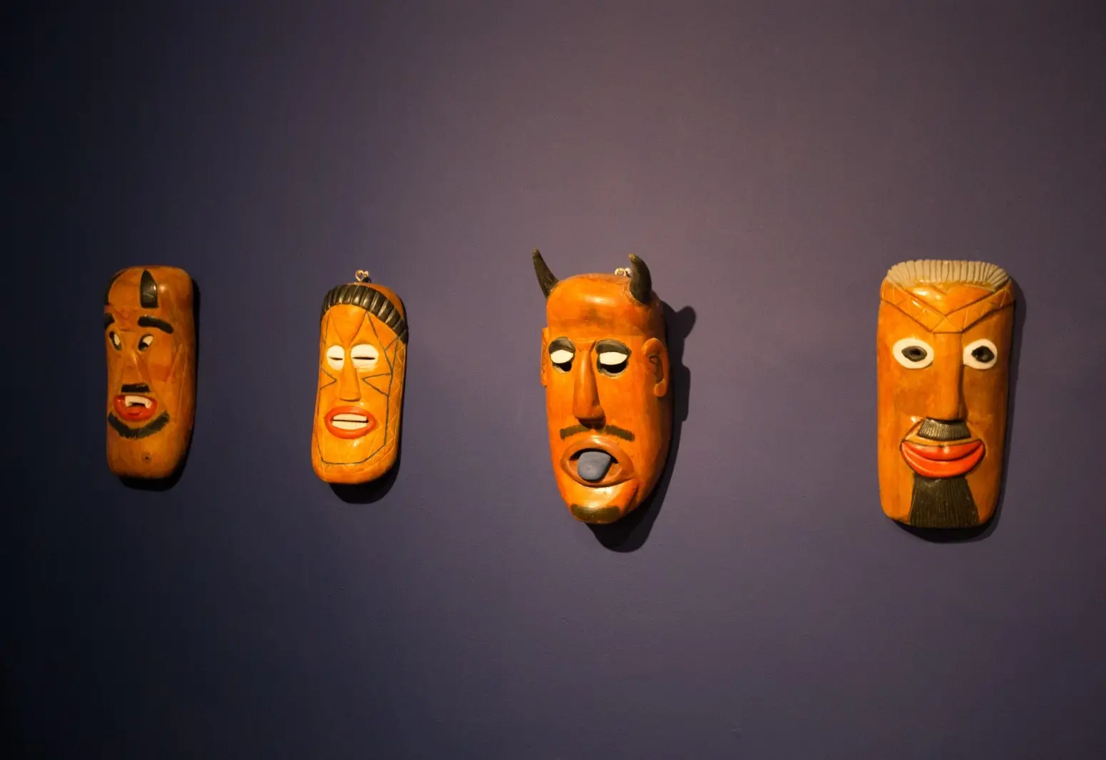 Obras estão divididas em núcleos e ocupam os dois andares do MAC-CE.