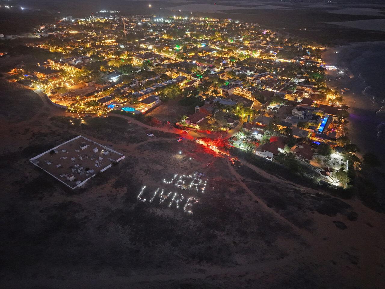 Foto aérea noturna com os dizeres 