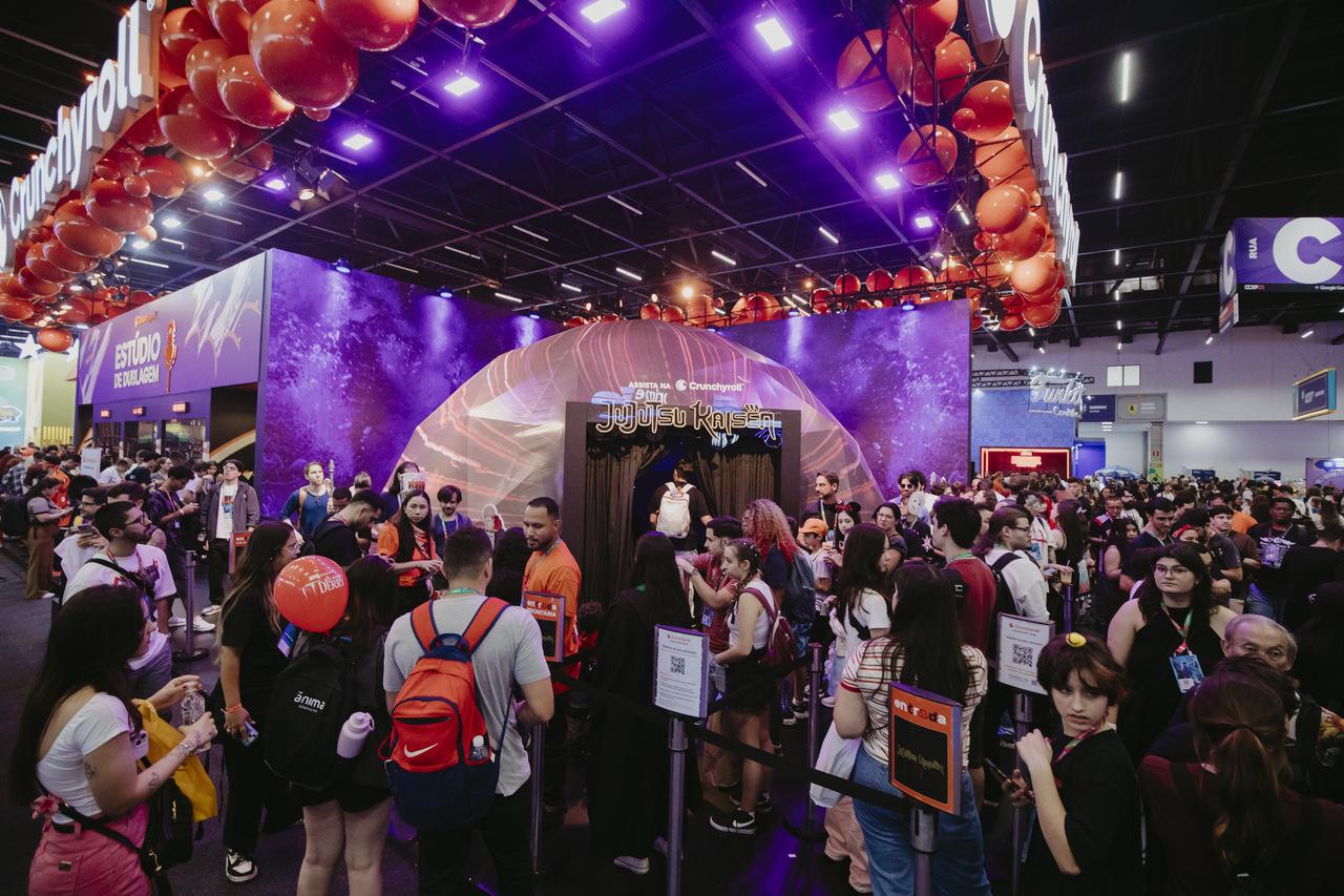 Pessoas circulando pelo estande da Crunchyroll na CCXP.