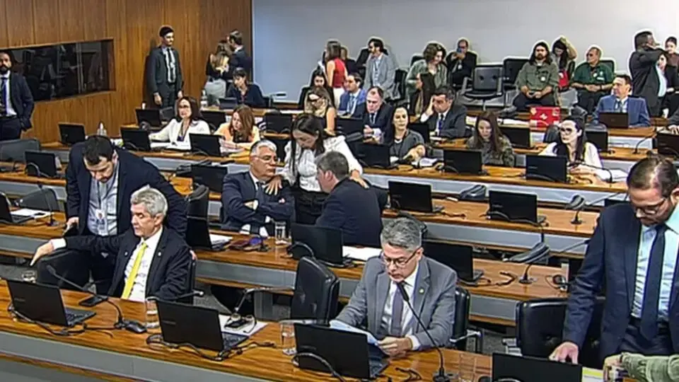 Votação na CCJ do Senado.