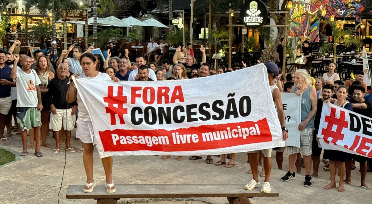 População da Vila de Jericoacoara protesta contra a concessionária do Parque Nacional.