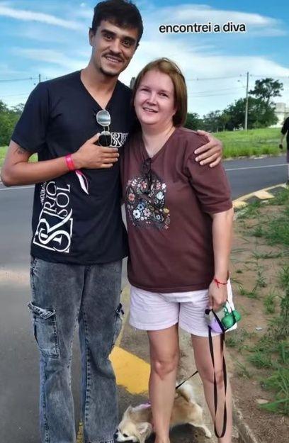 Foto postada por Bruno com Elize viralizou na internet. 