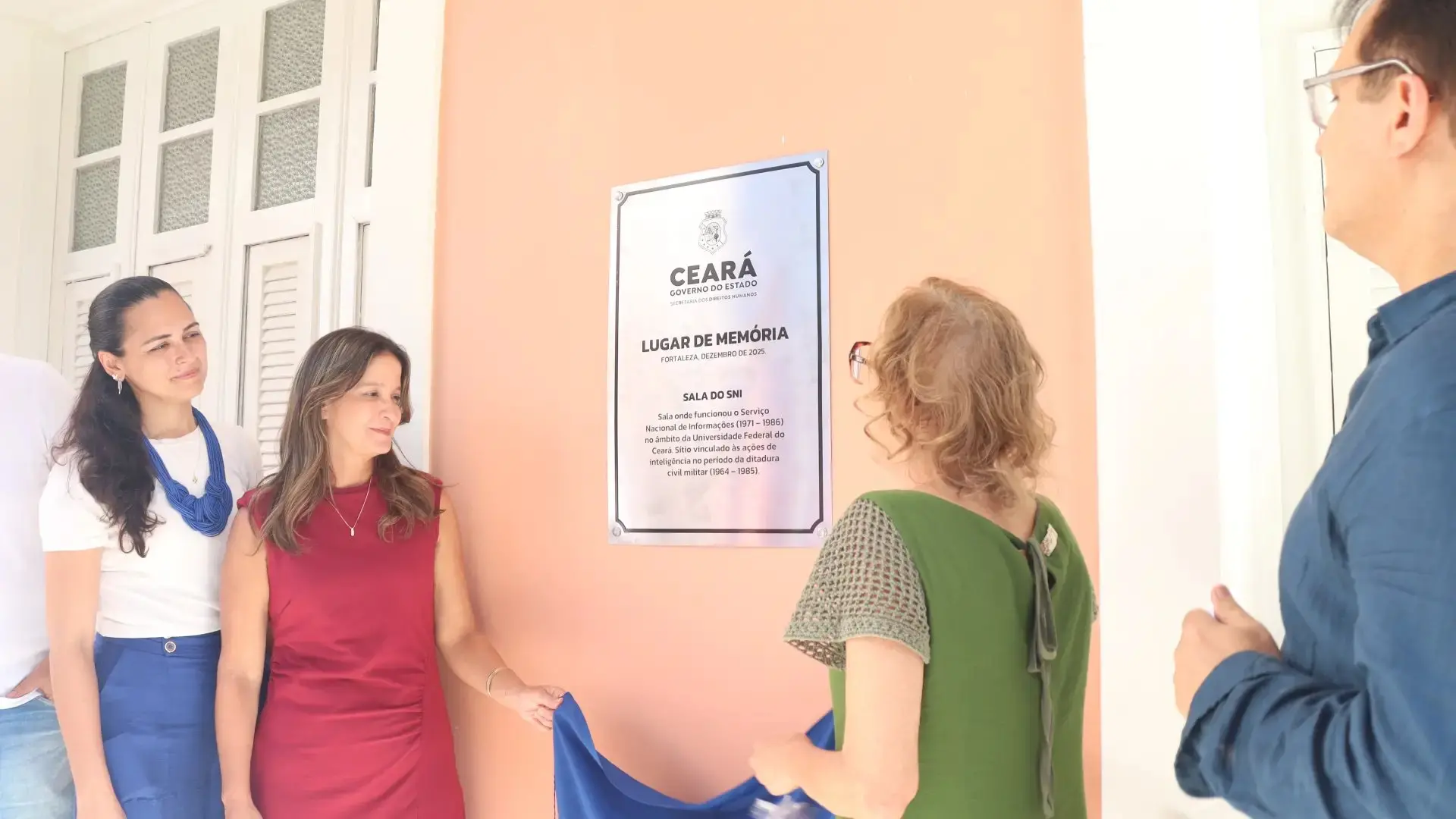 Instalação de placa na UFC.