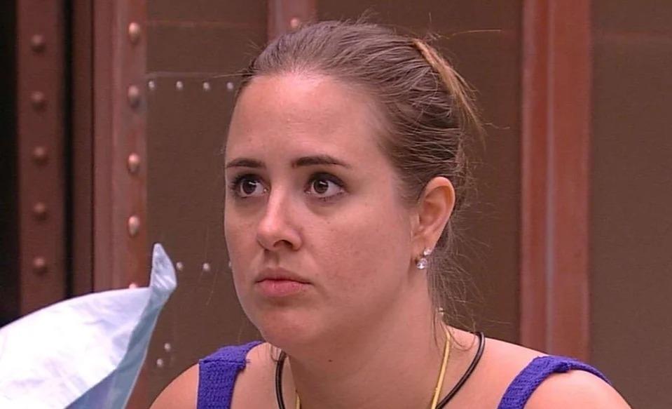 Patrícia é uma mulher branca e loira. Na foto, ela está de cabelo amarrado em um coque.