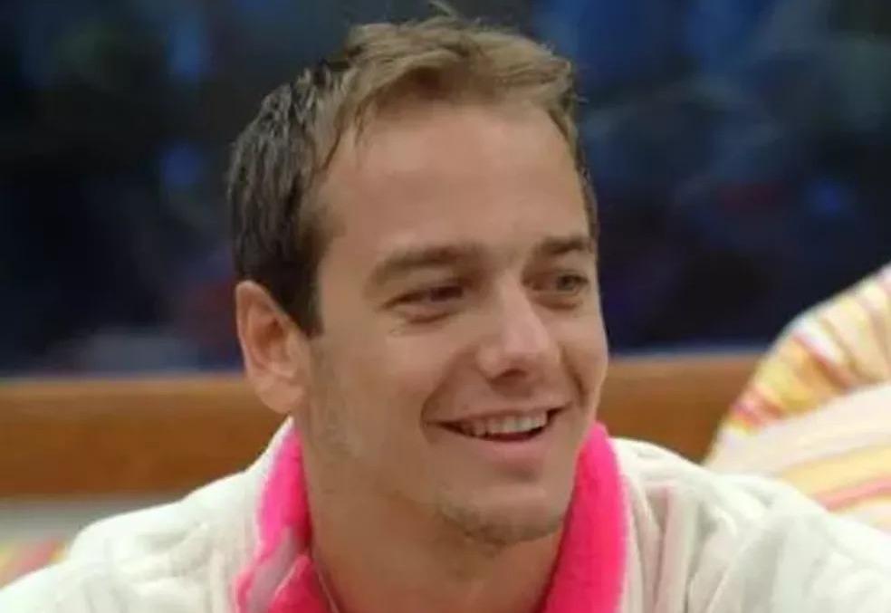 Rogério é um homem branco e loiro, jovem, de cabelo curto. Na foto, ele está sorrindo.