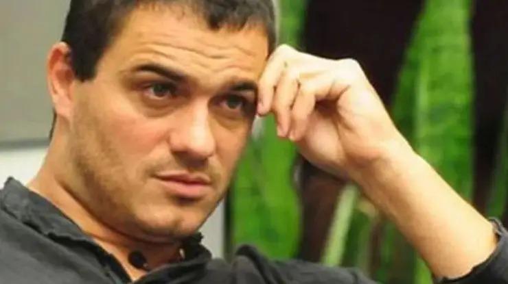 Rafael é um homem jovem, branco e de cabelo curto e preto. Na foto, ele está com semblante preocupado.