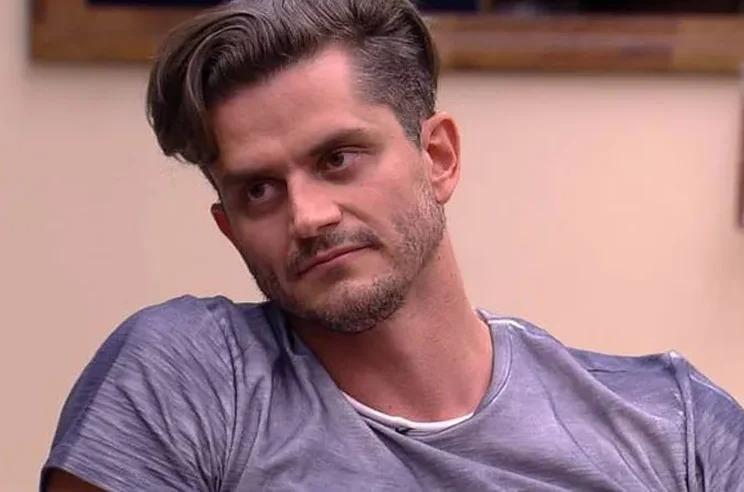 Marcos Harter é um homem branco de cabelo grisalho penteado para o lado. Na foto, ele está com expressão séria.