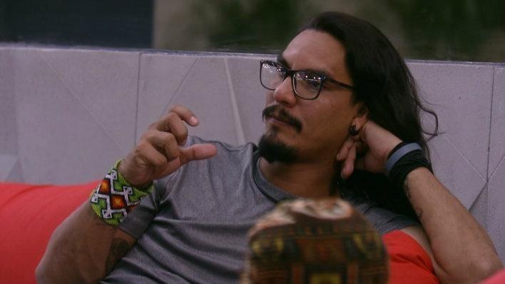 Vanderson é um homem de meia idade, de cabelo liso comprido preto e cavanhaque preto. Na foto, ele gesticula enquanto conversa.