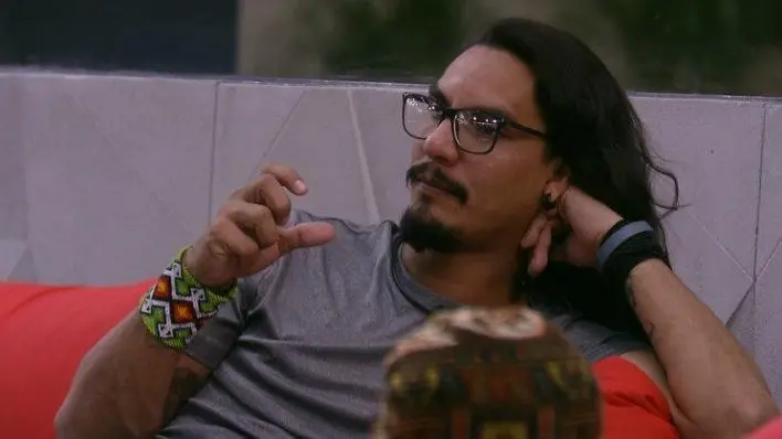 Vanderson é um homem de meia idade, de cabelo liso comprido preto e cavanhaque preto. Na foto, ele gesticula enquanto conversa.