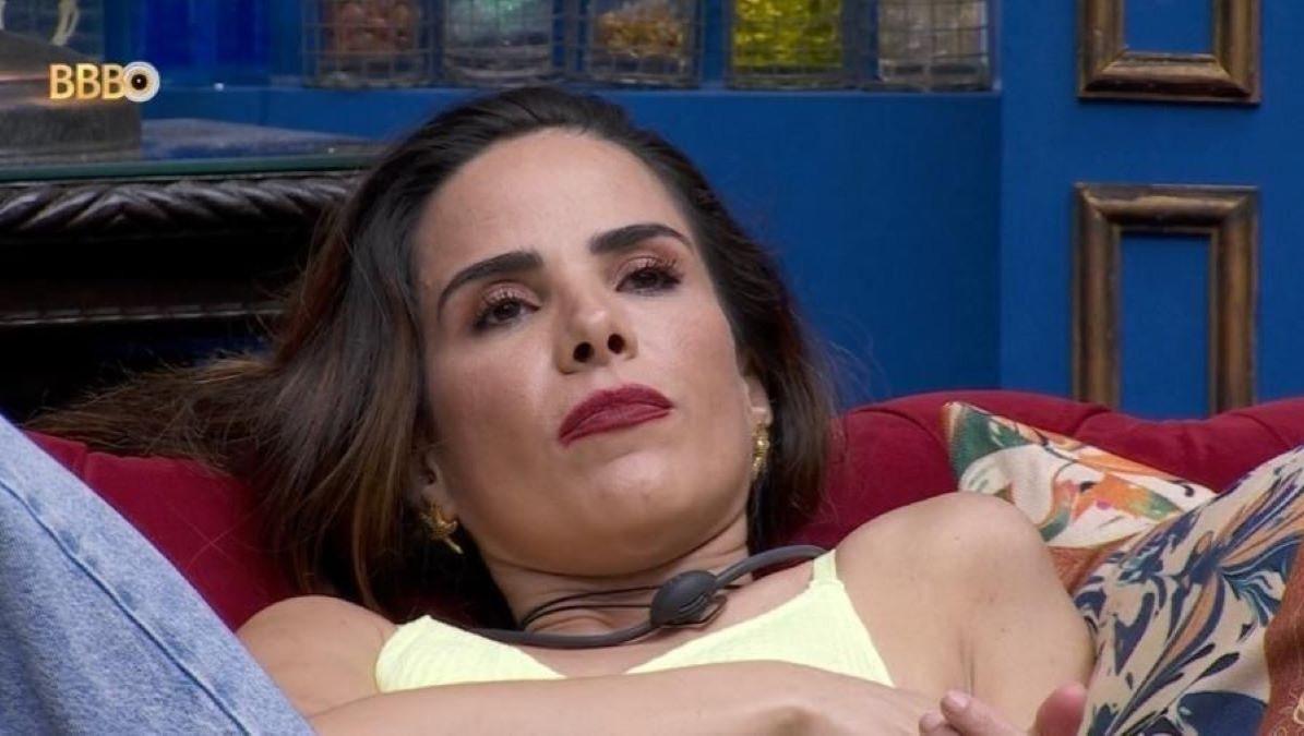 Wanessa Camargo é uma mulher de meia idade, branca e de cabelo castanho liso e longo. Na foto, ela está deitada e com a expressão séria.