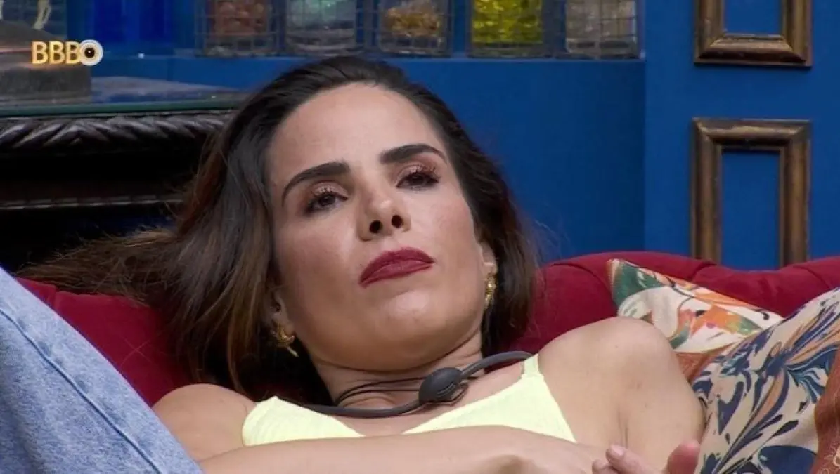 Wanessa Camargo é uma mulher de meia idade, branca e de cabelo castanho liso e longo. Na foto, ela está deitada e com a expressão séria.