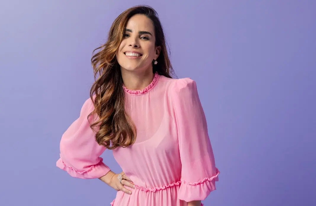 Wanessa Camargo é uma mulher de meia idade de cabelo castanho longo e ondulado. Na foto, posada, ela está usando um vestido rosa.