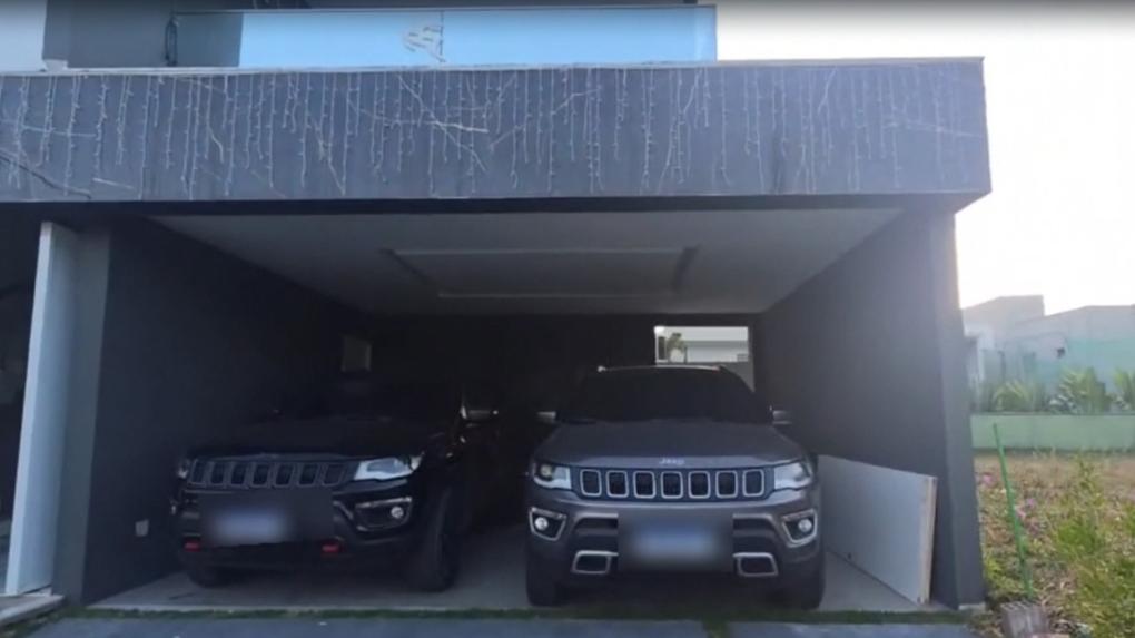 A foto mostra dois veículos Jeep Compass, de cores preta e prata, estacionados em uma casa de luxo, no Eusébio, onde foi realizada operação policial.
