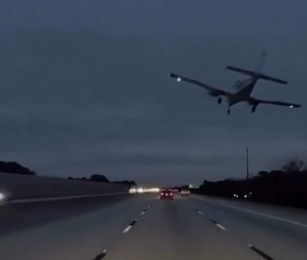 Avião pousando em rodovia dos EUA.