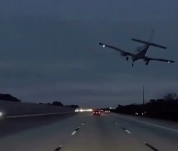 Avião pousando em rodovia dos EUA.