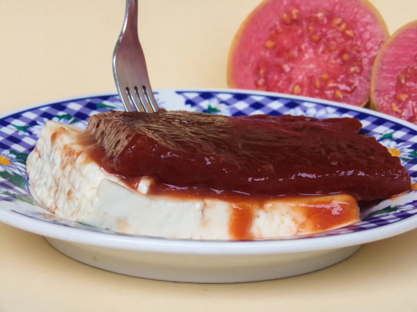 A imagem mostra a fota da sobremsa romeu e julieta.