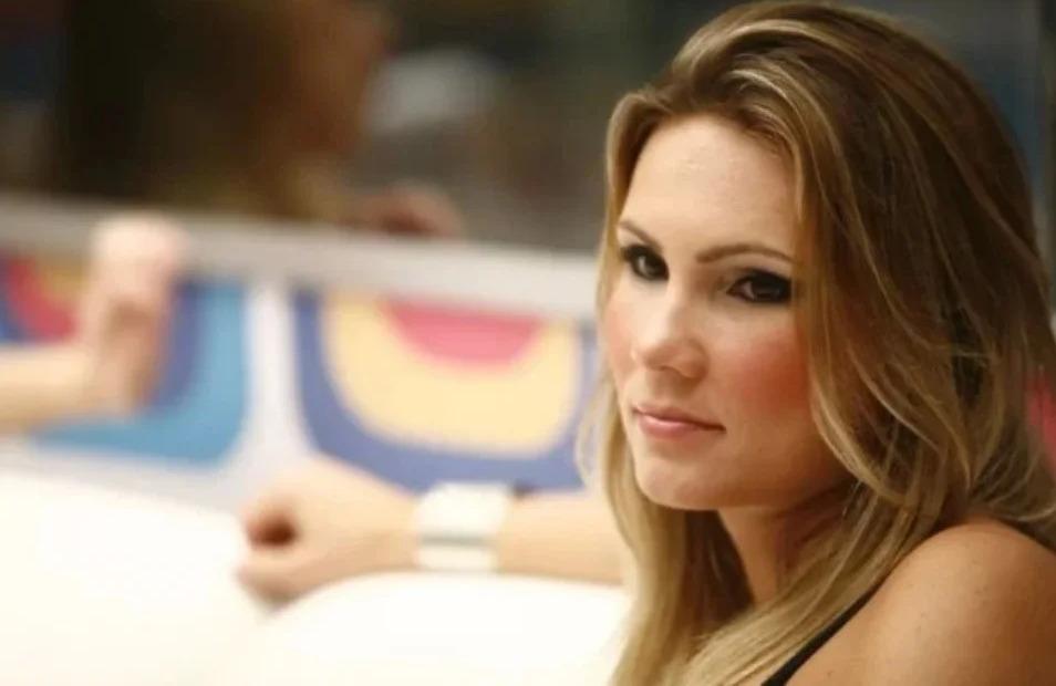 Josy é uma mulher jovem branca e loira de cabelo longo. Na foto, ela está de perfil.