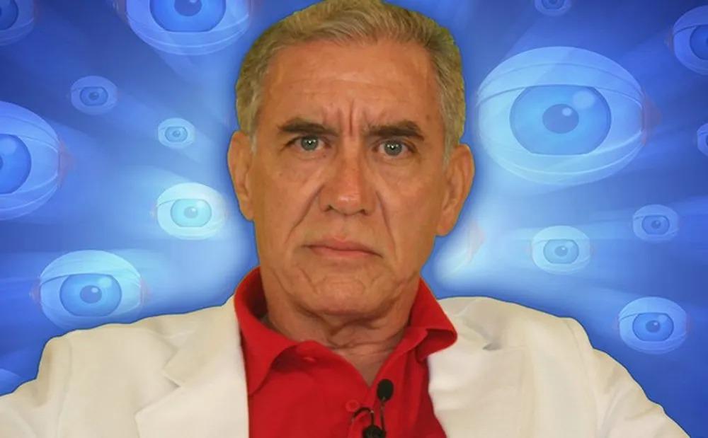 Norberto é um homem branco, idoso, de cabelo grisalho. Na foto, ele está de terno branco e camisa social vermelha.
