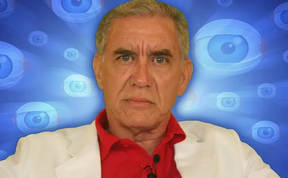Norberto é um homem branco, idoso, de cabelo grisalho. Na foto, ele está de terno branco e camisa social vermelha.