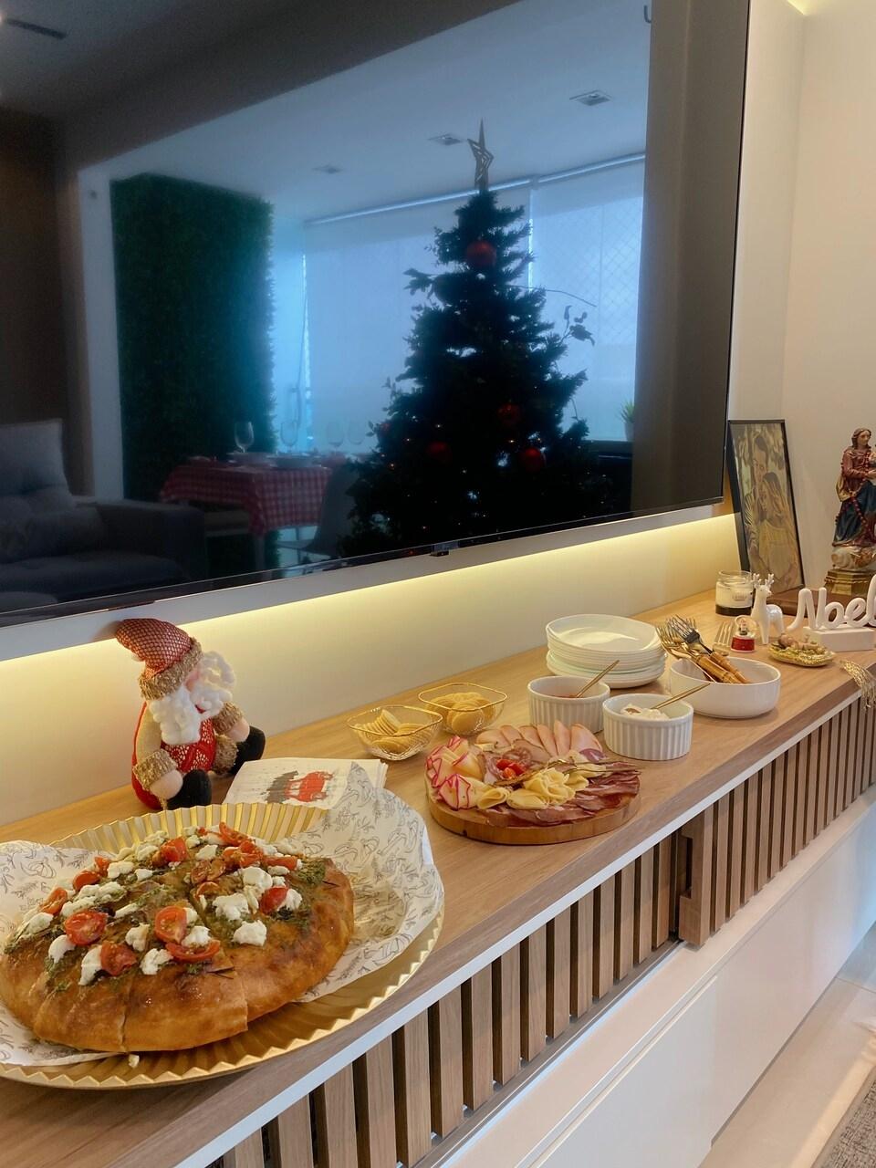 O rack da sala pode ser transformado em buffet para servir os convidados.