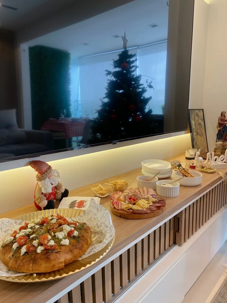 O rack da sala pode ser transformado em buffet para servir os convidados.
