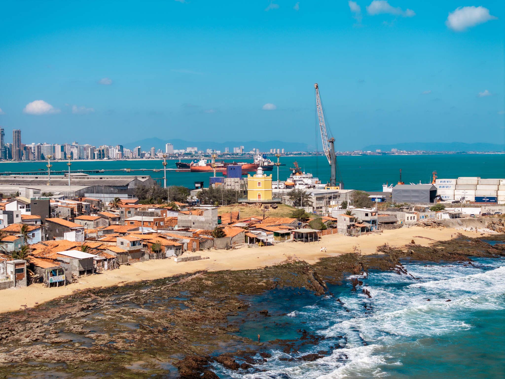 Vista do Farol do Mucuripe com as casas da comunidade ao redor.