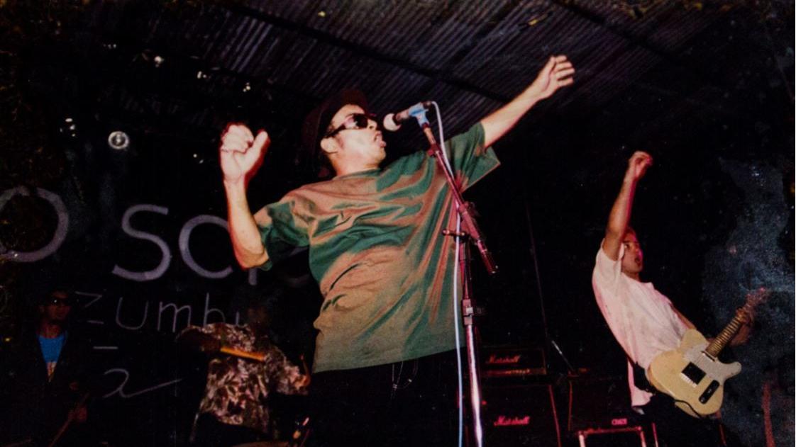 Chico Science se apresenta com a NZ na barraca Biruta, em 1994. Banda sempre esteve ligada à cena musical de Fortaleza.