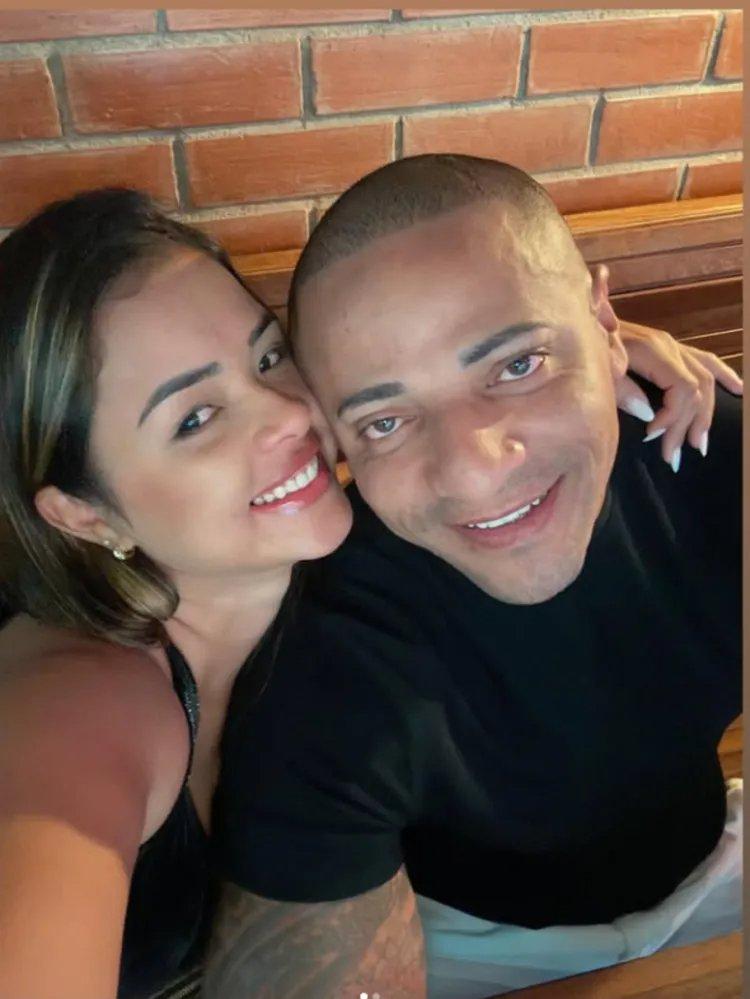 Vítima ao lado do marido.