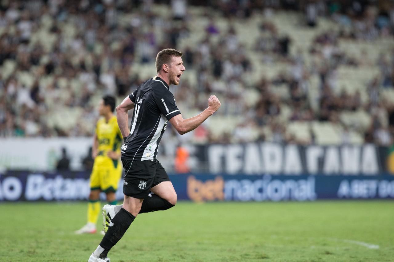 Aylon comemora gol pelo Ceará