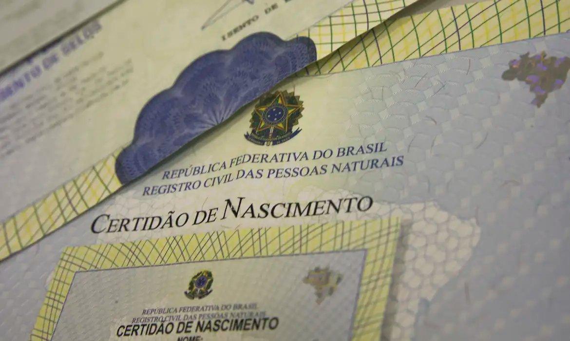 Foto de certidões de nascimento.