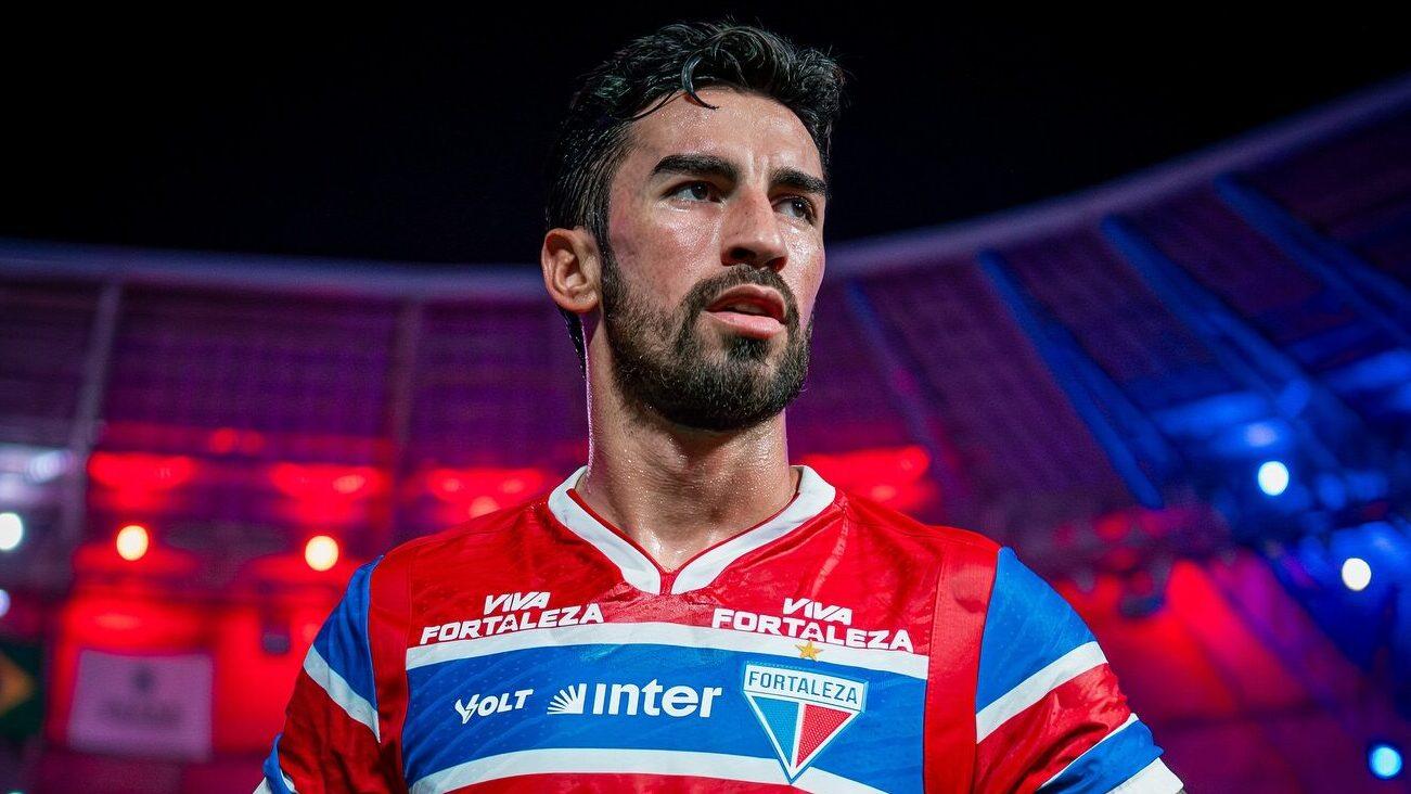 Lucero em ação pelo Fortaleza