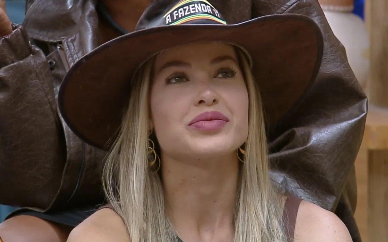 Imagem mostra participantes do reality show a fazenda usando chapéu de fazendeira.