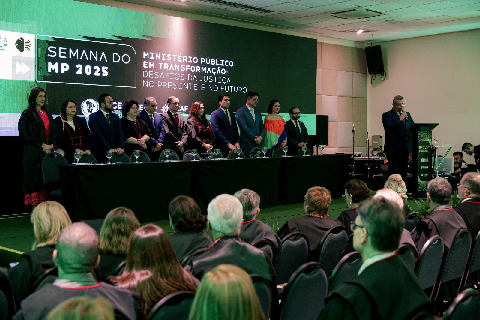 Foto da mesa na solenidade de entrega da Ordem do Mérito do Ministério Público, em Fortaleza