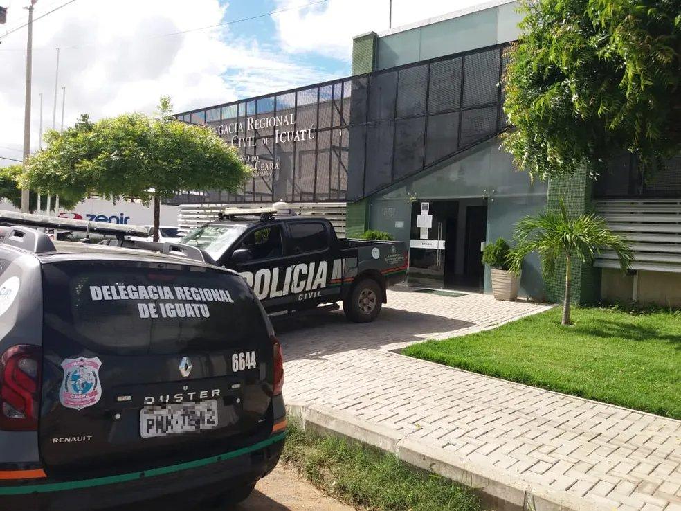 viatura e fachada da delegacia da policia civil de iguatu.