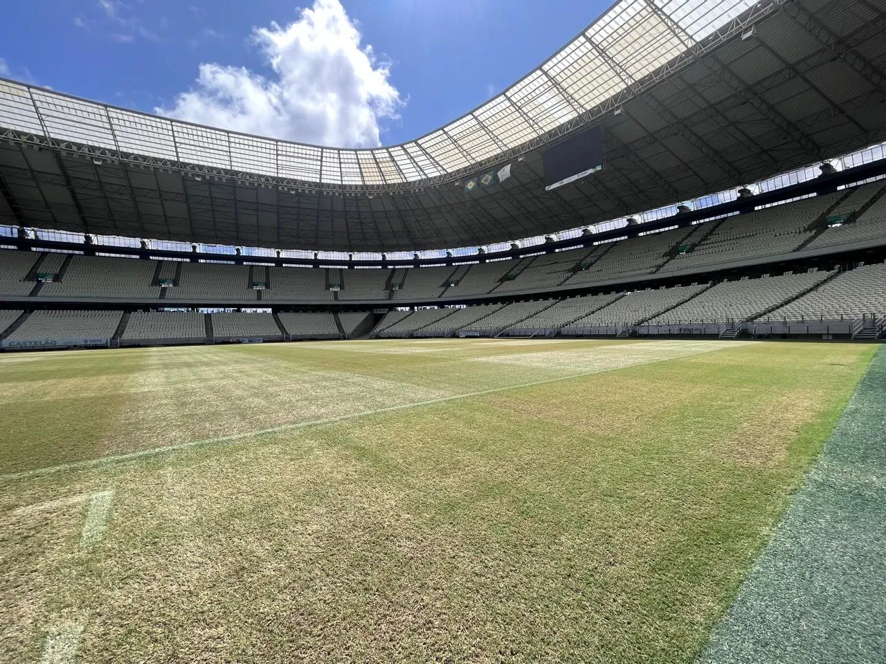 Gramado da Arena Castelão começa a ser revitalizado.