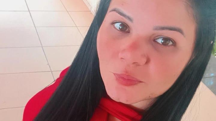 A foto mostra uma mulher branca, com cabelo preto e roupa vermelha. Ela morreu no Município de Monsenhor Tabosa, em maio de 2023.