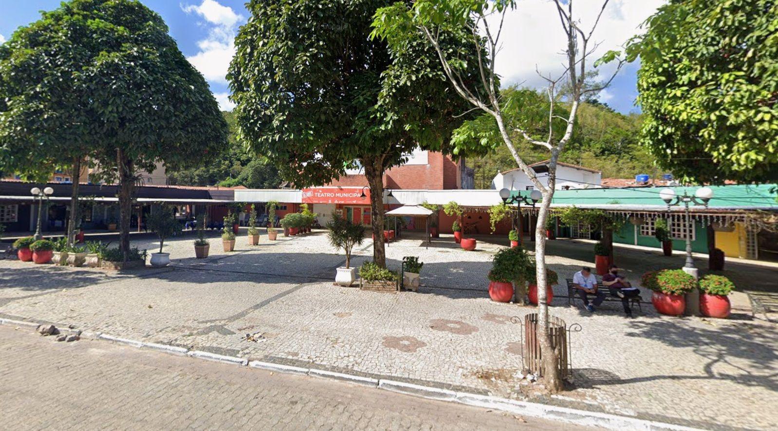 Imagem mostra praça principal da cidade de Guaramiranga, no Ceará, área aberta com árvores e mobiliário urbano.