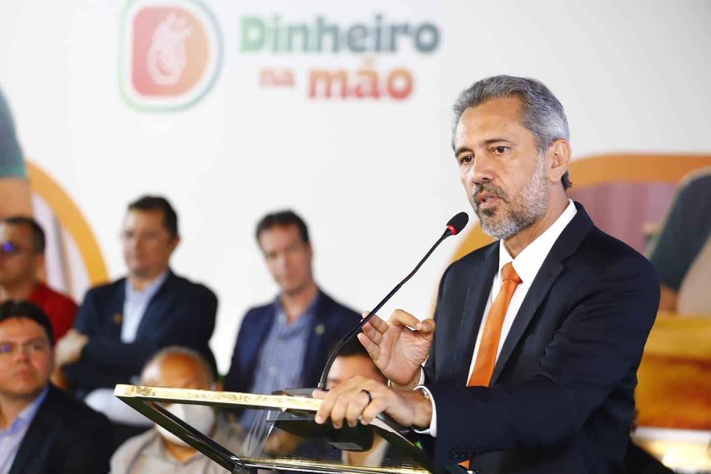 Imagem mostra o governador Elmano de lado, em púlpito.