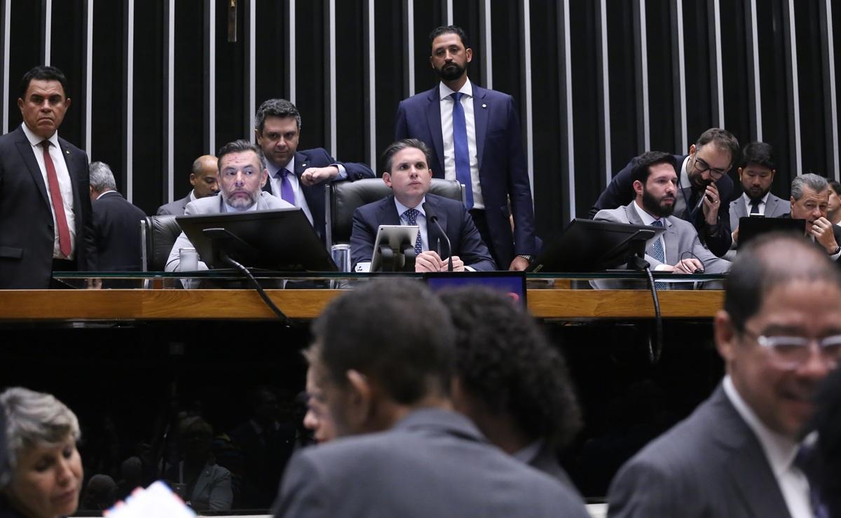 Hugo Mota lidera a Mesa Diretora da Câmara dos Deputados em sessão plenária