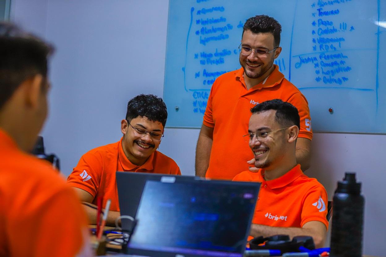 Imagem mostra funcionários da Brisanet.