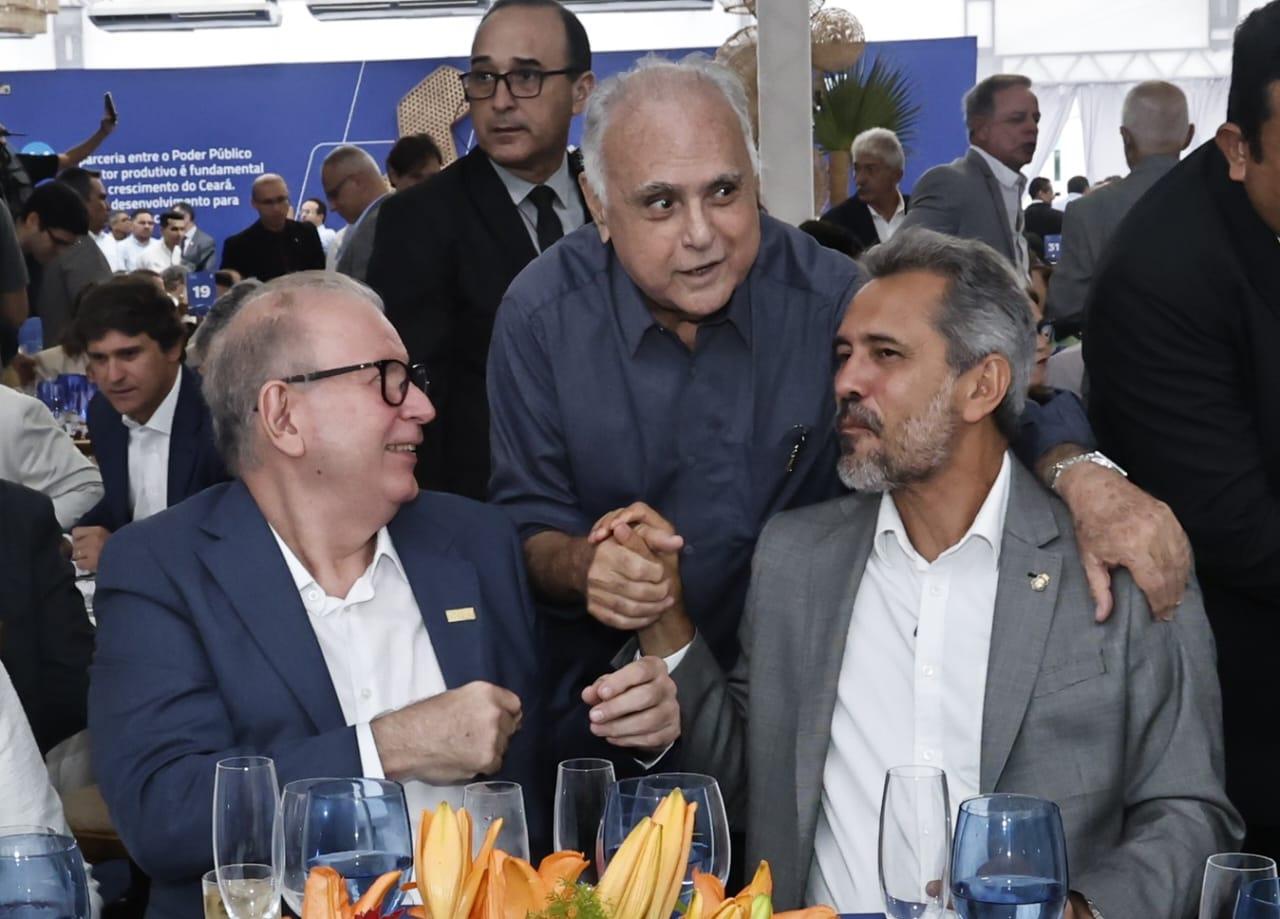 Elmano com o presidente da Fiec, Ricardo Cavalcante, e o prefeito de Maracanaú, Roberto Pessoa, do União Brasil