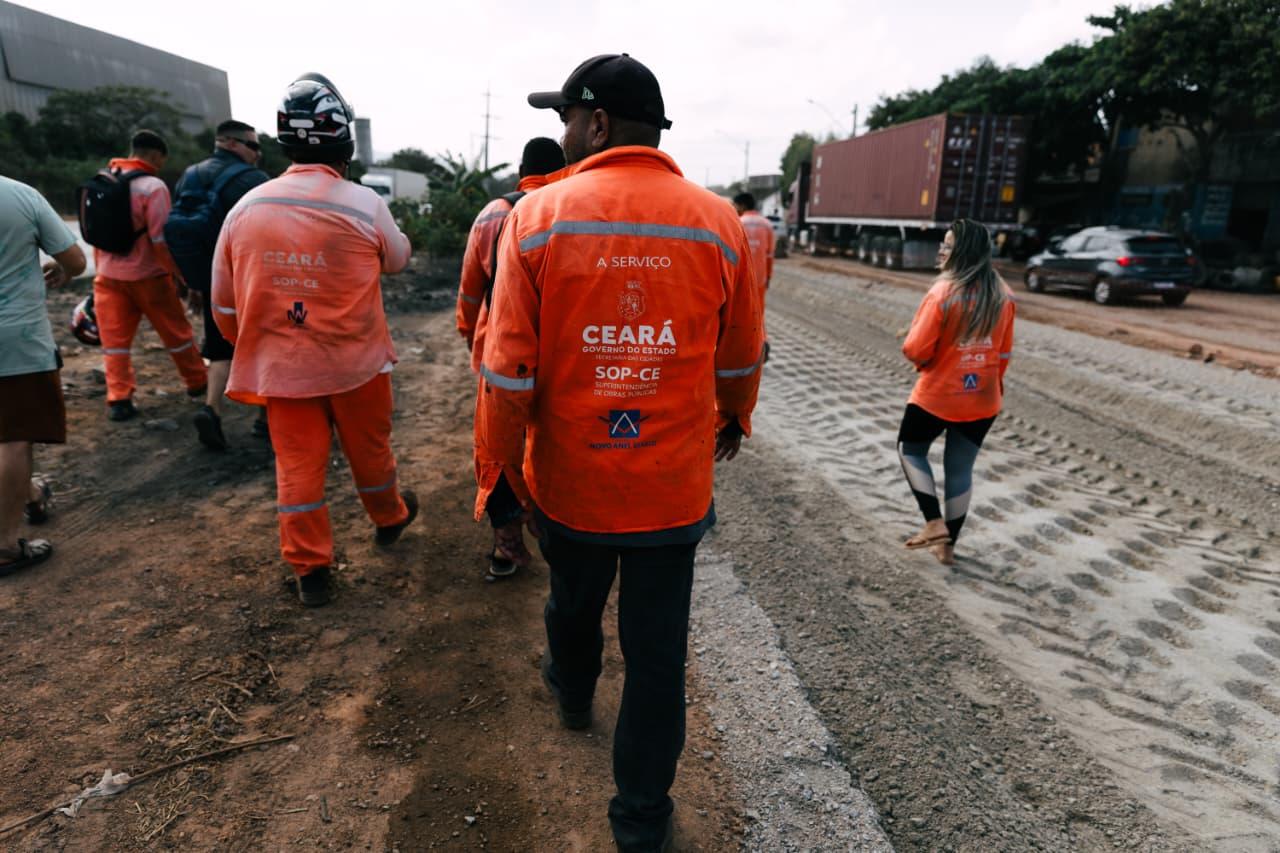 Foto que contém os trabalhadores do 4º Anel Viário andando sobre o canteiro de obras.