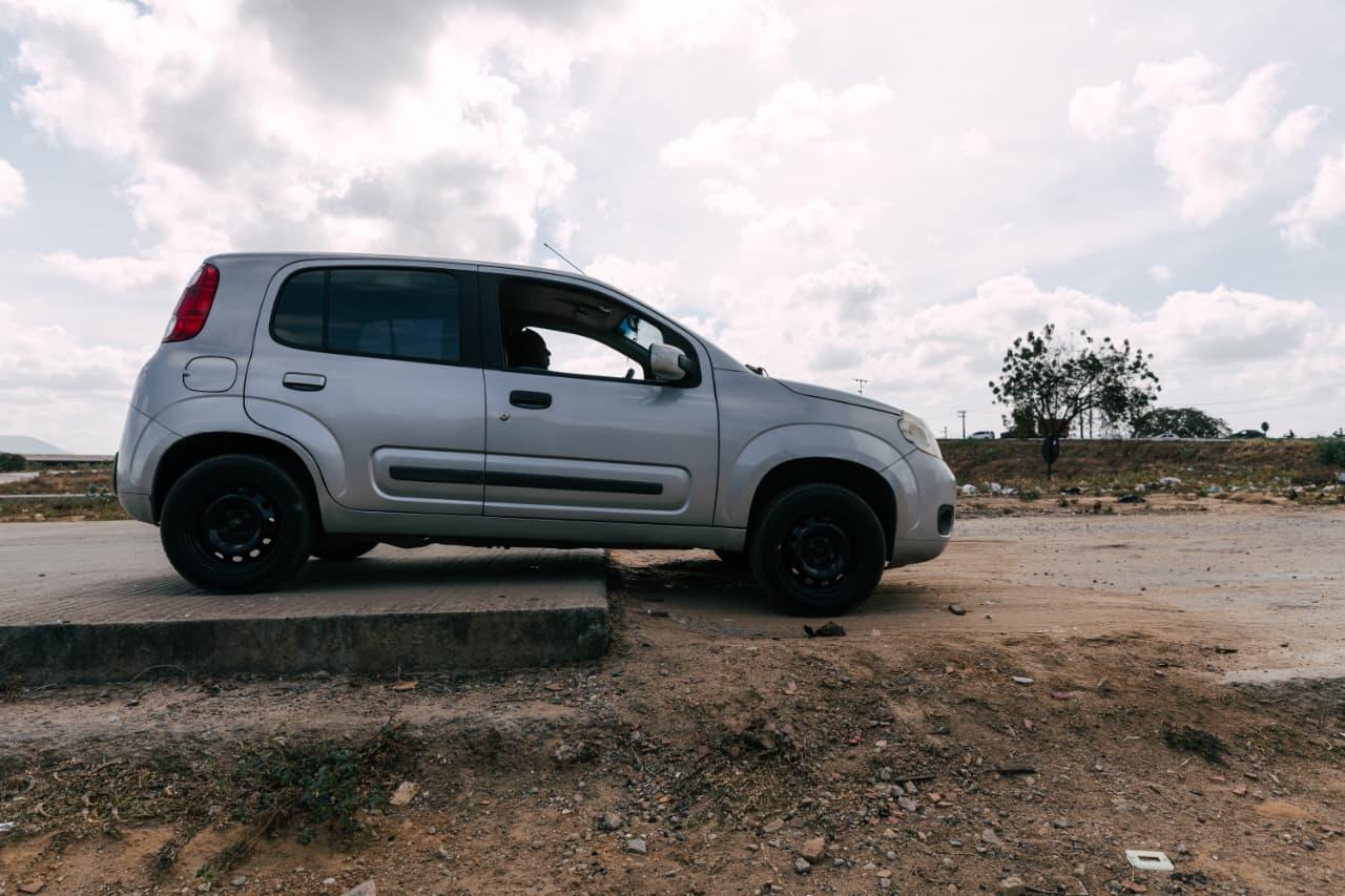 Foto que contém carro trafegando em obra incompleta do Anel Viário de Fortaleza.