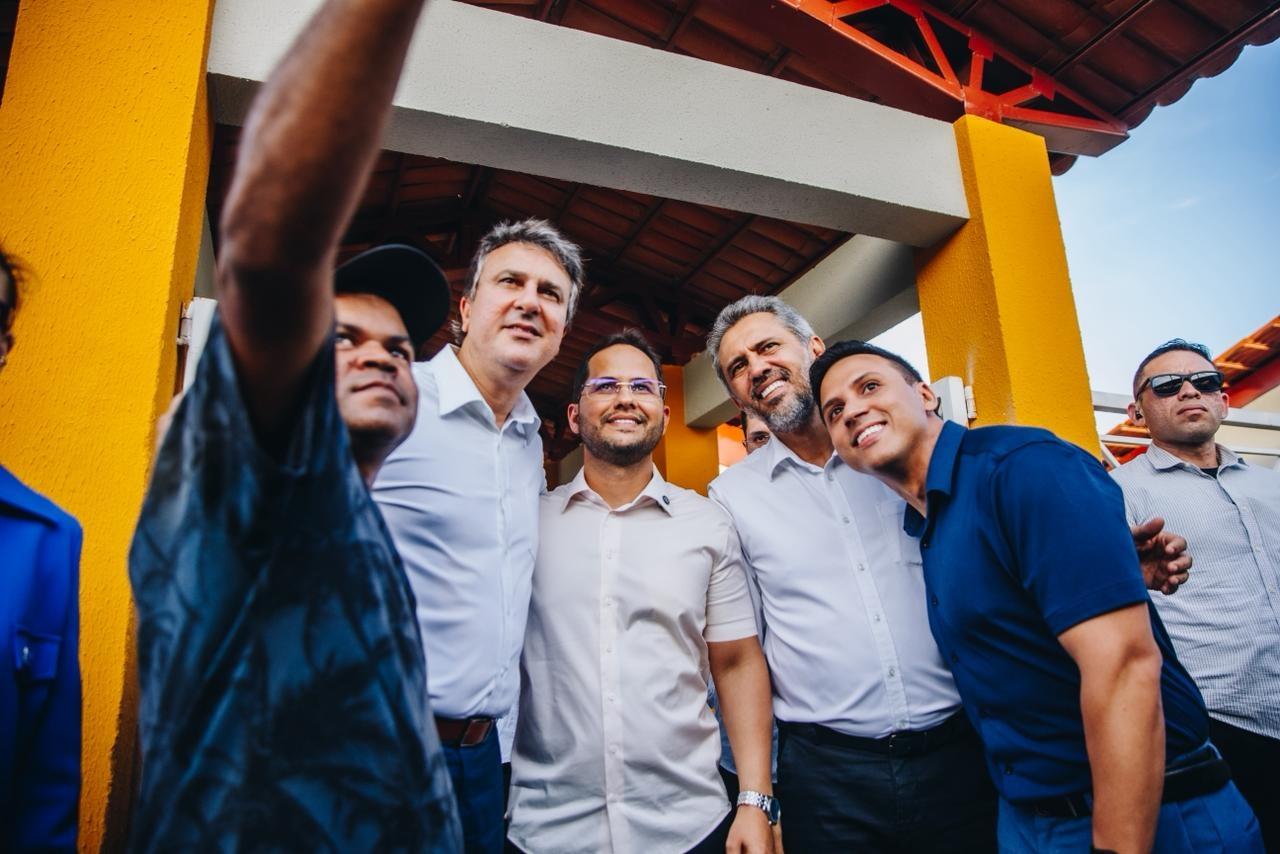 Imagem do governador Elmano de Freitas e Camilo Santana em evento no Eusébio, no Ceará.