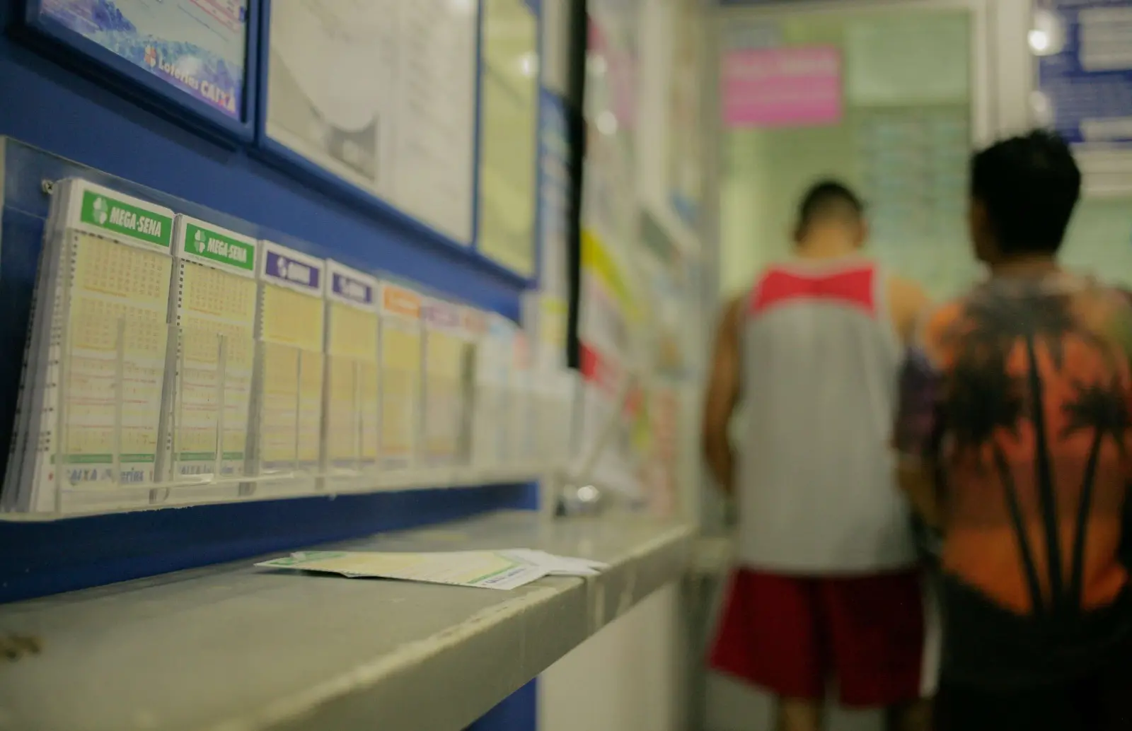 Foto do guichê de uma lotérica.